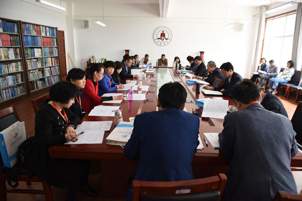 与会代表分组讨论