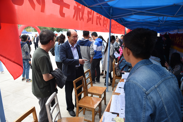 校党委书记梁亚民检查迎新工作