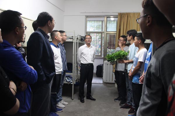 副校长王伟利慰问新生