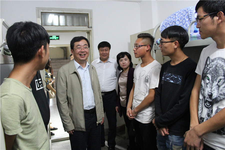 副校长王学军慰问新生