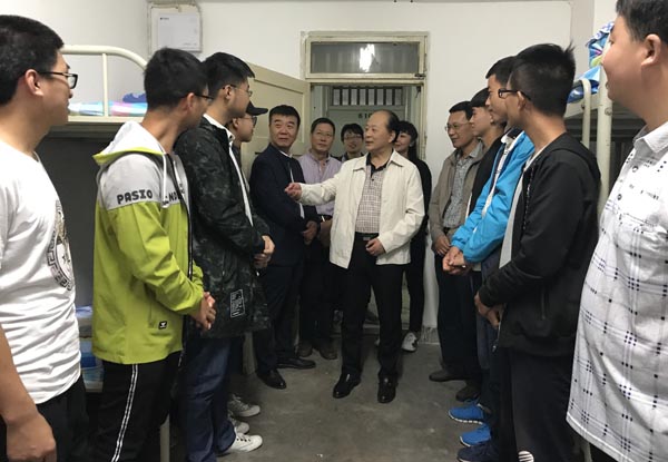 校纪委书记殷国手慰问新生