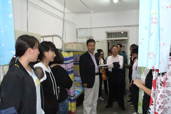 副校长王必达慰问新生