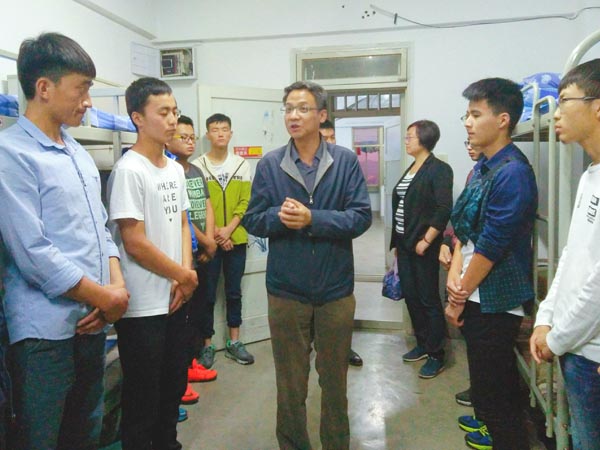 副校长胡凯慰问新生