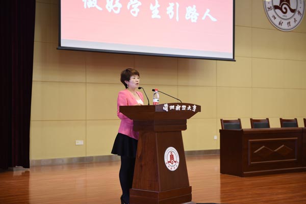 校级教学名师、国际经济与贸易学院教师胡静寅教授作为教师代表作了发言